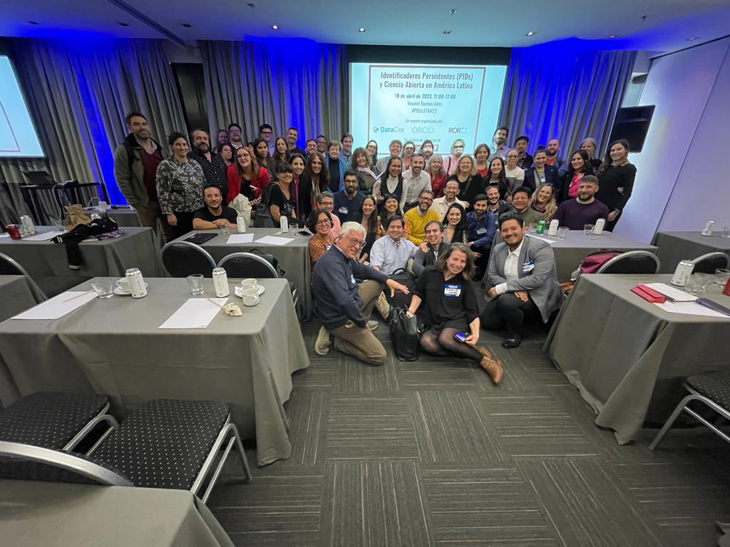 Participantes (¡Felices!) del evento PIDs y ciencia abierta en América Latina